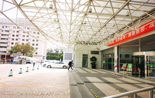 万通金融中心正门